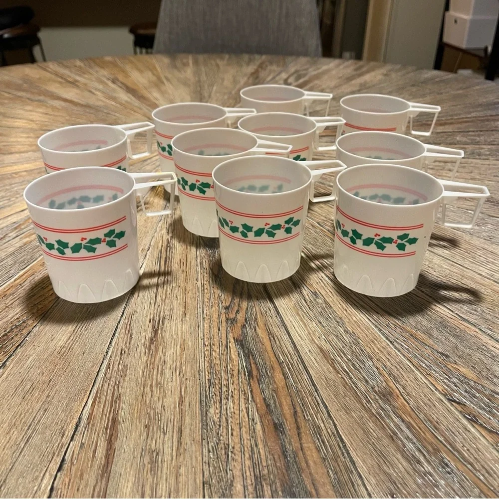 Set of 10 vintage Anchor Hocking Christmas kitschy cider cups mugs Holly design